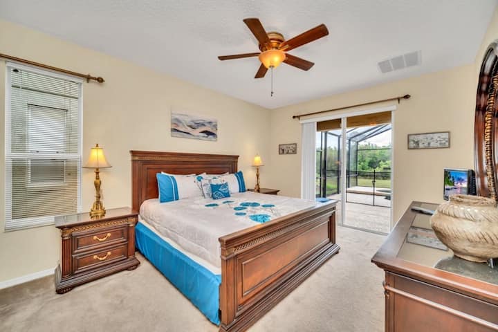  Hlavný apartmán na prvom poschodí s prístupom na terasu pri bazéne.  Je to jediná spálňa na prízemí. S šatníkom, prístupom na terasu a hlavnou kúpeľňou. Kúpeľňa má vaňu pre 2 osoby, sprchu, 
a samostatnú toaletu.