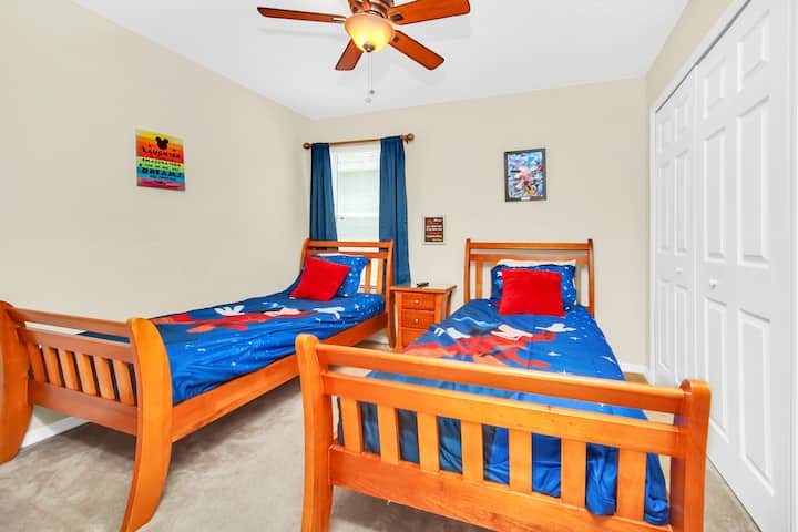 2 samostatné postele v spálni číslo 6 s televíznym stropným ventilátorom a šatníkom.