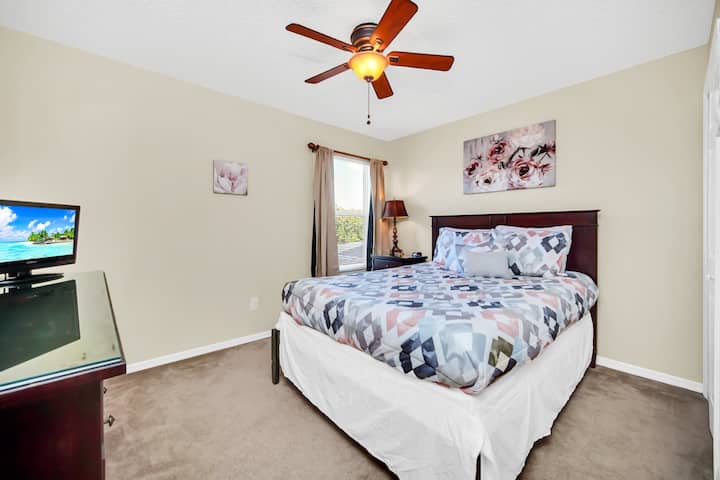 Manželská posteľ v spálni číslo 5. S šatníkom, televízorom a stropným ventilátorom.