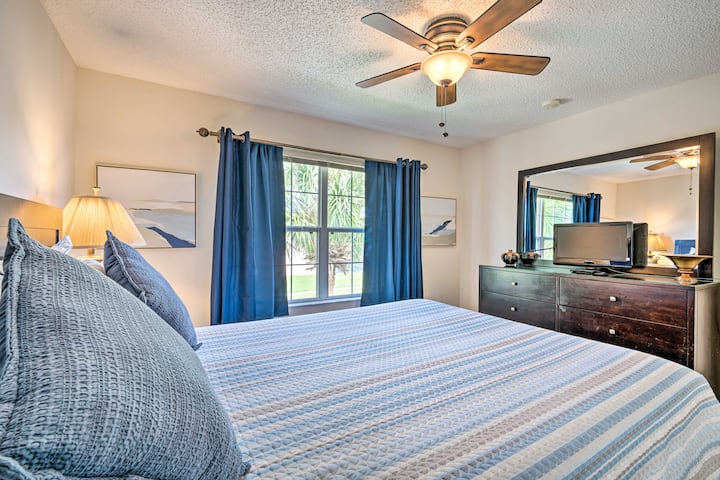 Manželská posteľ v spálni číslo 3.  S šatníkom, televízorom a stropným ventilátorom.