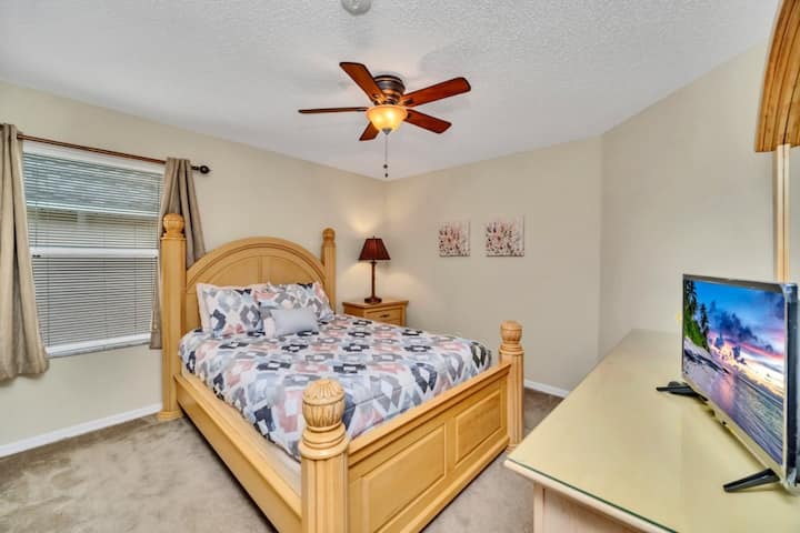 Manželská posteľ v spálni číslo 4. S šatníkom, televízorom a stropným ventilátorom.