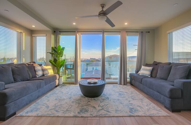 Modern Oceanview Penthouse gallery image 2