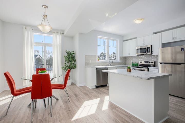 Elegant New & Quiet Home w/ Free WiFi & Parking gallery image 4