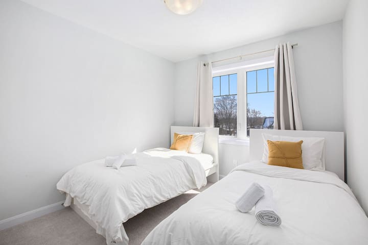 Elegant New & Quiet Home w/ Free WiFi & Parking gallery image 5