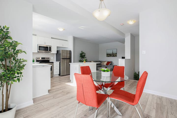 Elegant New & Quiet Home w/ Free WiFi & Parking gallery image 3