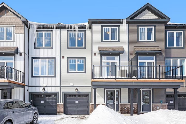 Elegant New & Quiet Home w/ Free WiFi & Parking gallery image 2