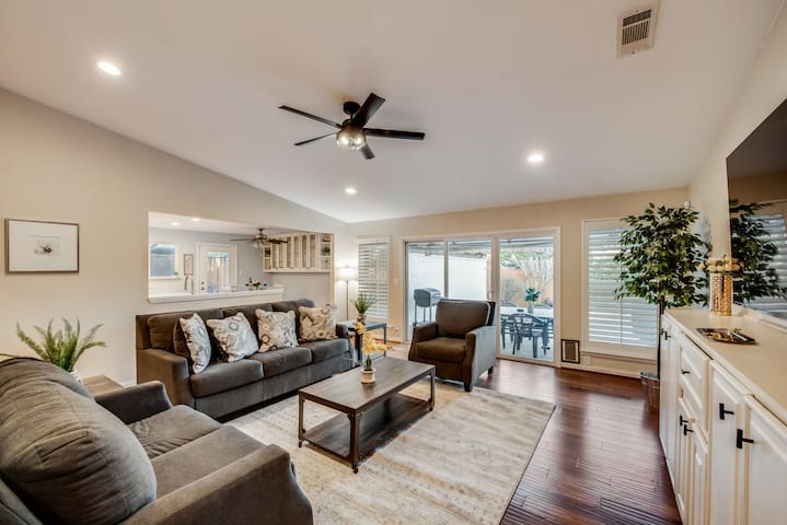 Welcoming Neighborhood 4 Bed 3 Bath Single Story gallery image 3