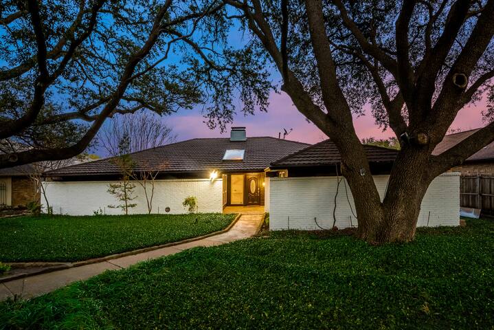 Welcoming Neighborhood 4 Bed 3 Bath Single Story gallery image 2