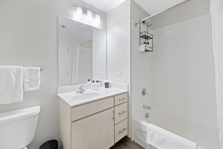 2 BR 2 Bath Suite | South Broadway | Placemakr gallery image 5
