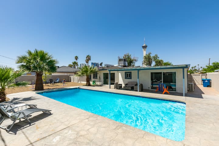 Cozy house with pool, 5 minute dr to the strip.