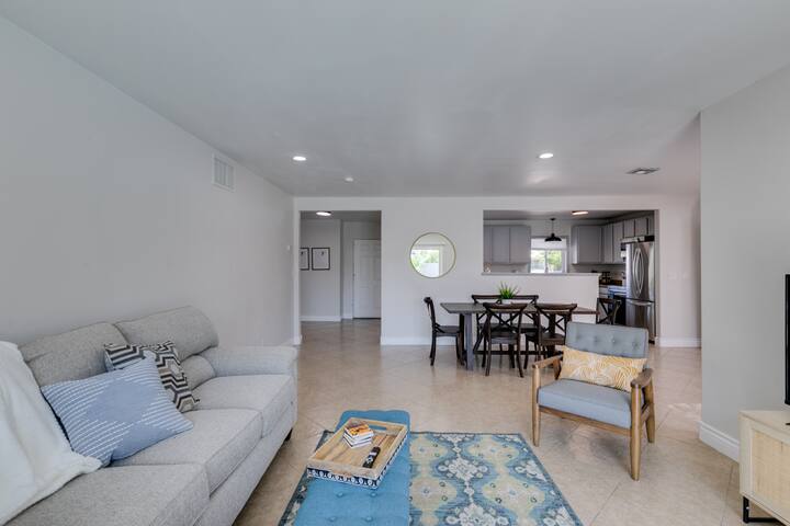 Cozy house with pool, 5 minute dr to the strip. gallery image 3