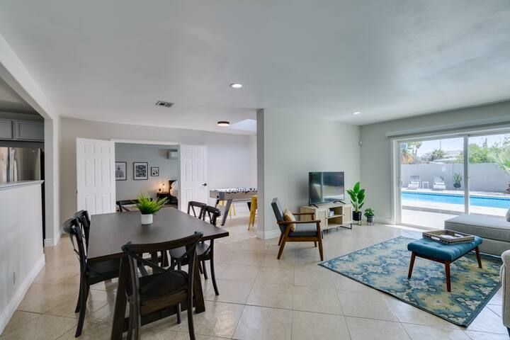 Cozy house with pool, 5 minute dr to the strip. gallery image 5