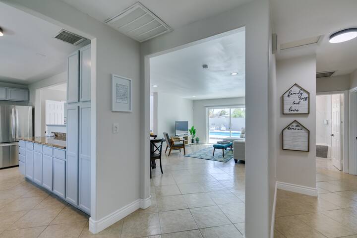 Cozy house with pool, 5 minute dr to the strip. gallery image 2