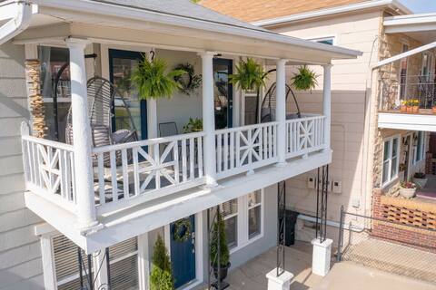 6 KING Beds + Balcony w/ Chairs + 2 Living Spaces