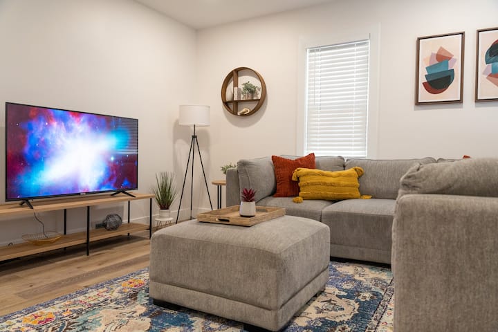 Woodward Wonder! 3 Br Apt Near Downtown Ro - Royal Oak, MI