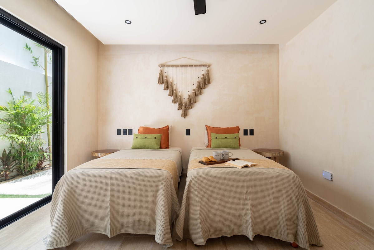 Chumba cha ghorofa ya chini kilicho na kitanda cha mfalme (kinaweza kutenganishwa na kubadilishwa kuwa vitanda 2) ufikiaji wa moja kwa moja wa baraza