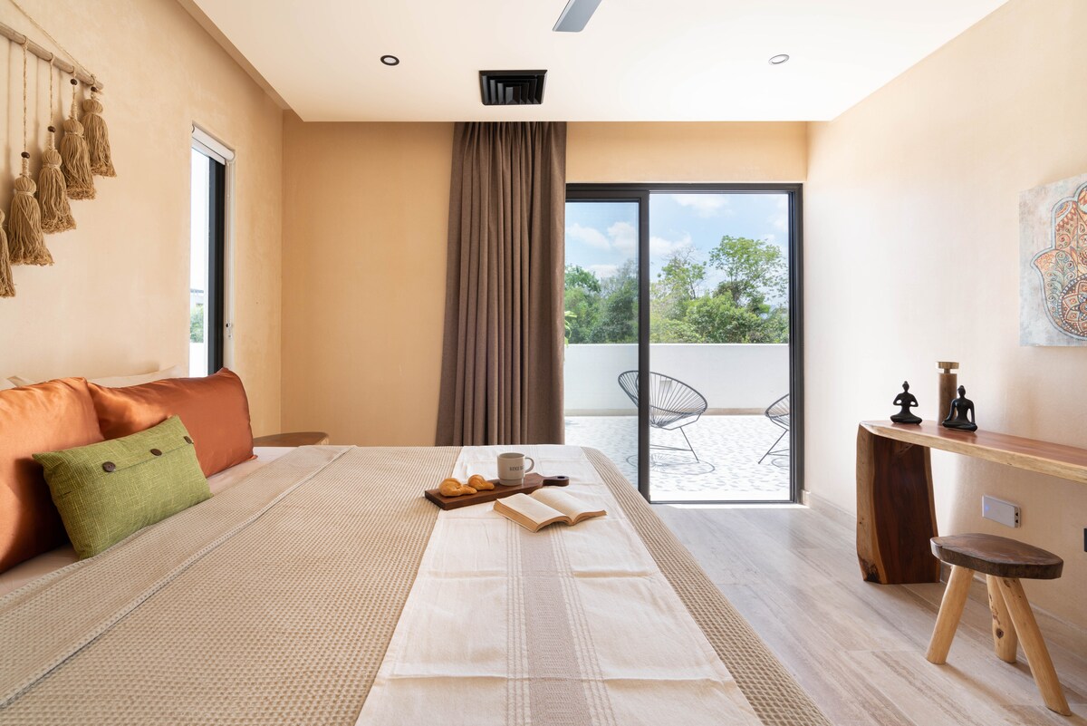 Chumba cha 3  kwenye ghorofa ya kwanza. Kitanda cha mfalme na roshani.