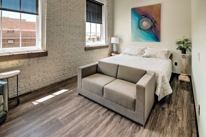 Просторна спалня тип Кинг в сърцето на историческия център на града!