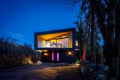 Coorie - contemporary lochside lodge with hot tub