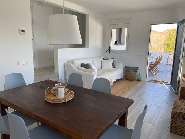 Acogedora casa en primera línea de mar Cadaqués. gallery image 3
