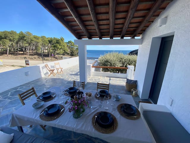Acogedora casa en primera línea de mar Cadaqués.