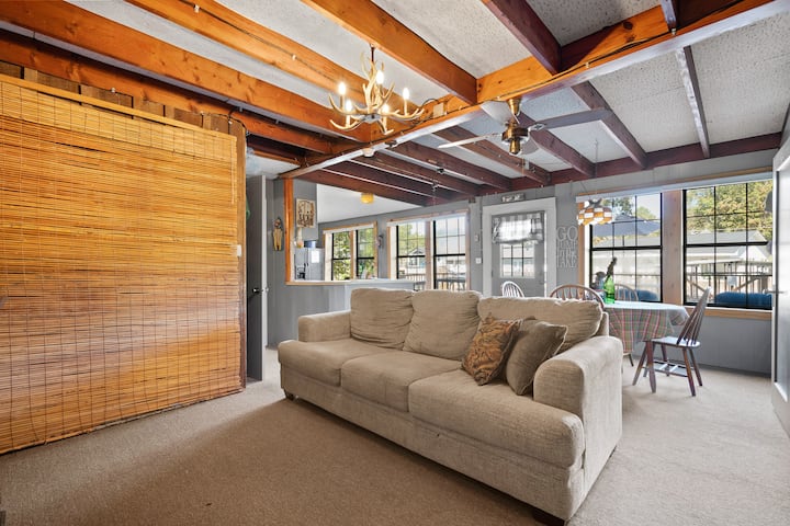 Pohodlná pohovka na relax alebo sledovanie rôznych DVD