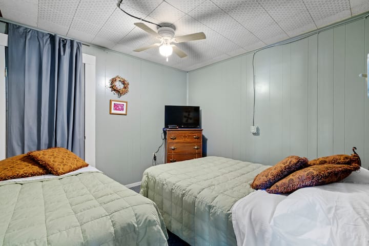 Dvojlôžka a manželská posteľ
Ďalšie prikrývky a vankúše.
Pre mladšie deti je k dispozícii vysoká stolička a ohrádka.