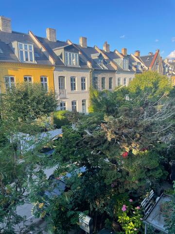 Hyggeligt byhus med udsigt til søerne gallery image 2