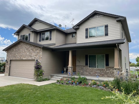 Family friendly 7 bedroom 4.5 bath entire home