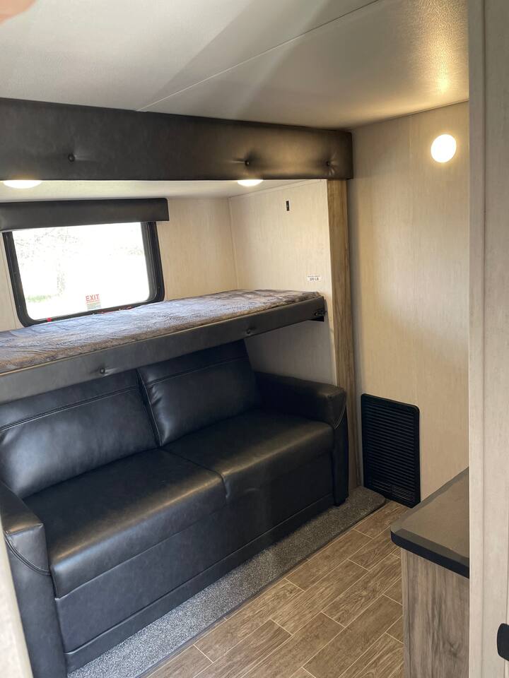 חדר 2 הוא חדר נפתח המאפשר עבודה או משחק.