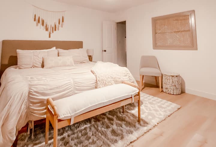 Dhomë gjumi relaksuese me krevat dopio "king".