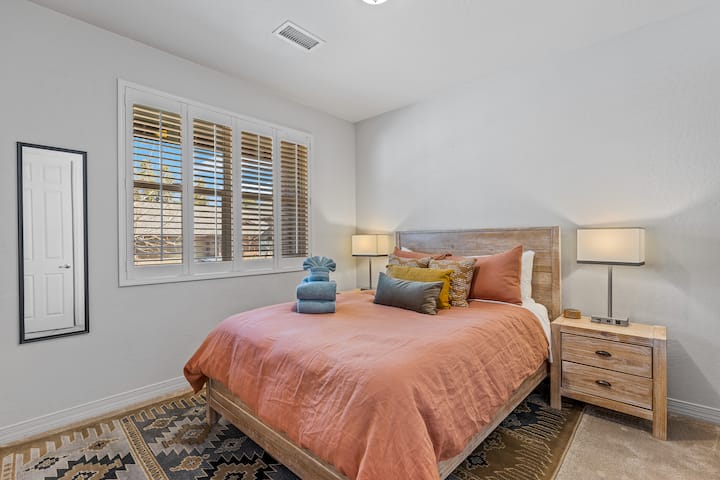 Kjo dhomë gjumi me krevat dopio "queen" ndodhet në katin e parë, kështu që është lehtësisht e arritshme për këdo që ka probleme me ngjitjen e shkallëve. Ka gjithashtu një hyrje private në banjën ngjitur nga kjo dhomë gjumi.