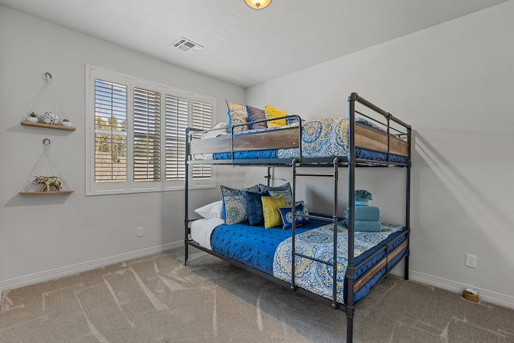 Kush thotë se një dhomë marinari është vetëm për fëmijë? Ky krevat marinar ka dy dyshekë dopio "queen", kështu që është i përkryer si për fëmijët ashtu edhe për të rriturit!