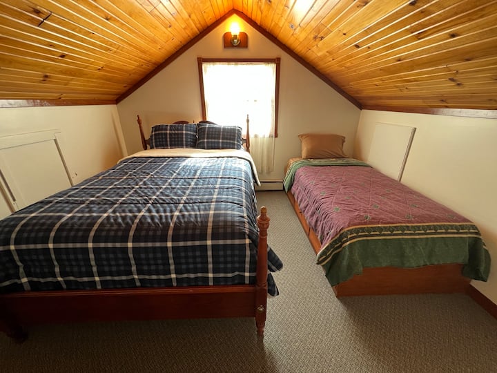 guest bedroom w/Queen and single bed