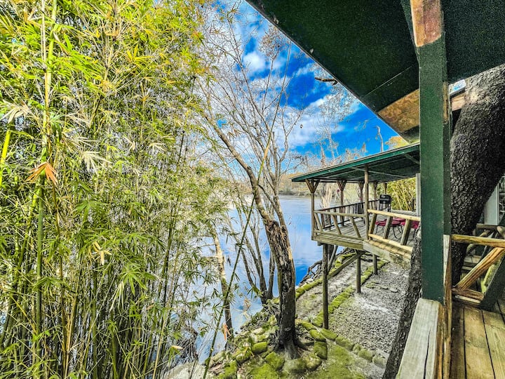 Riverfront treehouse on the Satilla Cabins for Rent in Hortense