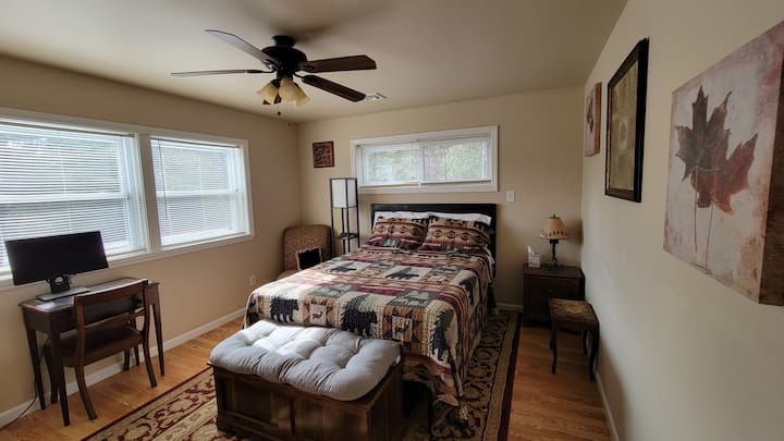 Main bedroom with small work desk and monitor (HDMI) with high speed internet.  Smart TV  (Air conditioning in the summer)
