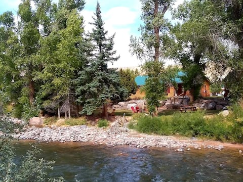 Cabin on the Wind River - great in town location!