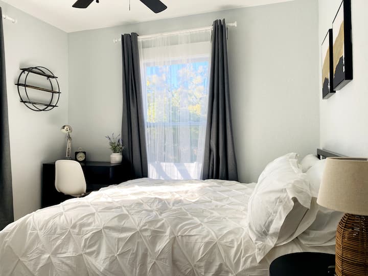 ห้องนอนที่ 2 (เตียงควีนไซส์)