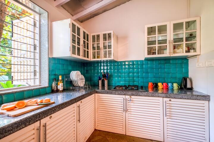 Full kitchen image 2