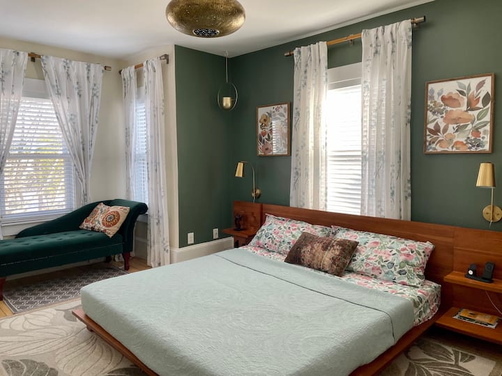 Dormitorio principal con cama grande tamaño king y un colchón cómodo para que disfrutes de una gran noche de sueño. 