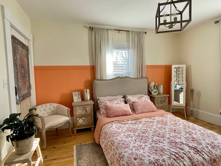 Segundo dormitorio lleno de luz natural y una cama tamaño queen. 