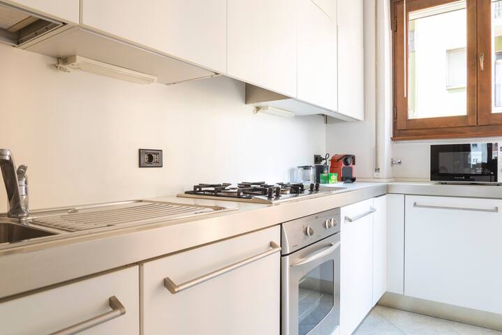 Milano Darsena apartment: Navigli canals Milan gallery image 5