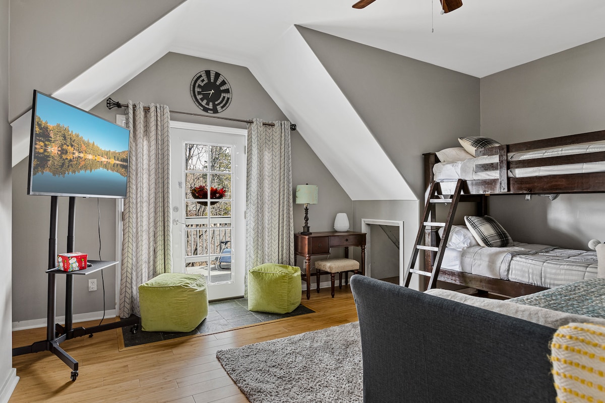 Tercer dormitorio con un búnker doble y un sofá cama doble con cama nido.