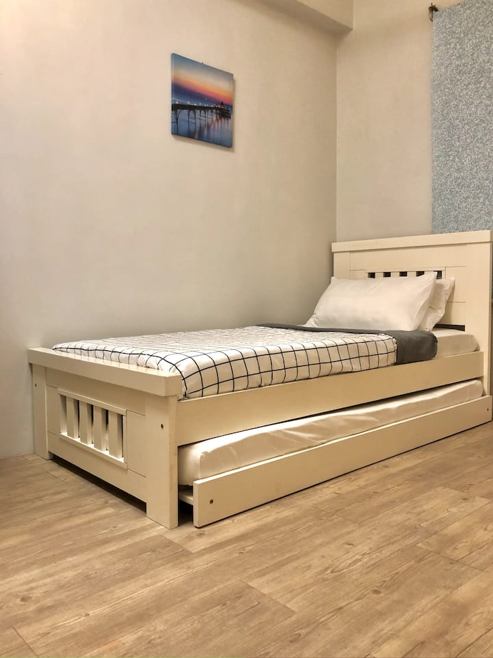 Tretia izba
- Vyložené jednolôžko
-ceilling fan
-smerová šatníková skriňa
- malý stôl
-mirror