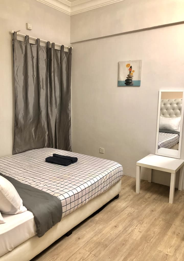 Druhá izba
- posteľ Queen
-ceilling fan
-smerová šatníková skriňa
- pripravte si stôl
