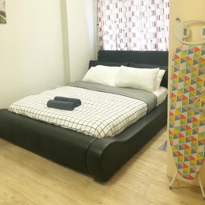 Hlavná spálňa
- posteľ značky
- súkromná kúpeľňa so sprchovacím gélom a šampónom
-aircond
-ceilling fan
-vyzdvihnite stôl
-smerová šatníková skriňa
-železo a žehliaca doska