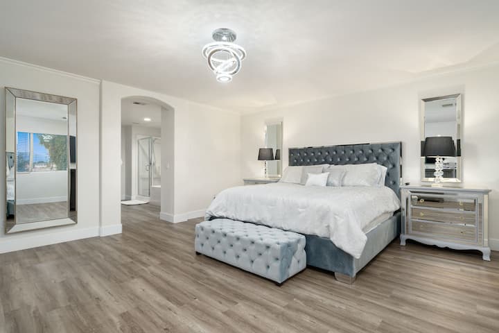 Hlavná spálňa zahŕňa manželskú posteľ king a rozkladaciu pohovku Queen s vlastnou kúpeľňou.