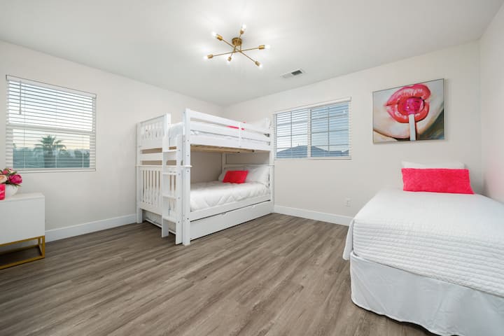 Spálňa č.3: Poschodová posteľ (vrátane 3 manželských postelí) a 1 jednolôžko so spoločnou kúpeľňou na chodbe (2)