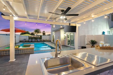 Contemporary Villa w/Pool, Spa & more!
