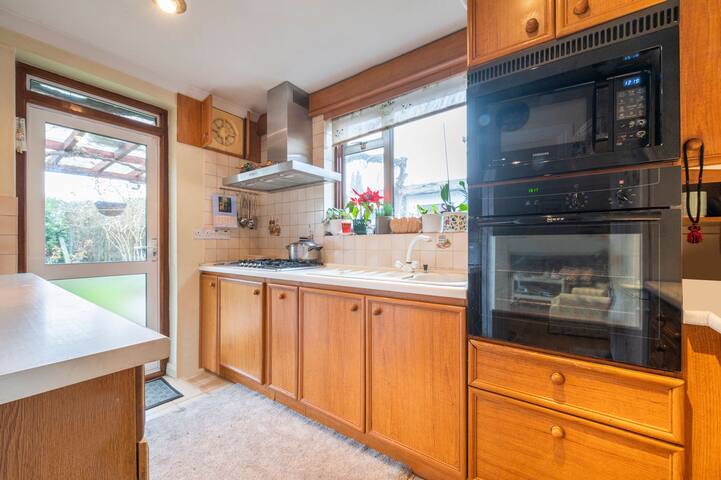 House with 3 / 4 Bedrooms House & own Garden gallery image 3